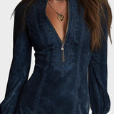 Jasmine – Blaues Wildleder-Mini-Kleid mit Spitze