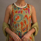 Daniela - Lange Kleid mit floralem Muster und passender Weste