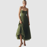 Adéla - Moderne Eleganz mit freiem Rücken