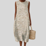 Beiges Kleid mit Ornamentstickerei