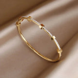 Elegantes Goldfarbene Armband in Hellem Design