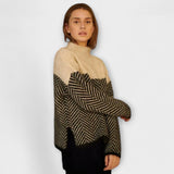 Agathe - Brauner Rollkragenpullover mit Fischgrätmuster