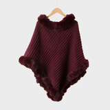 Milena – Elegantes Winter-Poncho mit Pelzbesatz