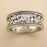 Antiker Ring mit leuchtendem Stein