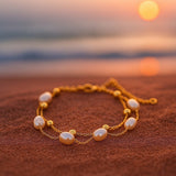 Stylischer goldener Perlenarmband