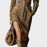 Zamszowa Midi-Kleid mit langen Ärmeln und Kragen