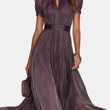 Flavia – Lange lila Kleid mit Ausschnitt und Spitzenabschluss