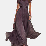 Flavia – Lange lila Kleid mit Ausschnitt und Spitzenabschluss
