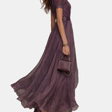 Flavia – Lange lila Kleid mit Ausschnitt und Spitzenabschluss