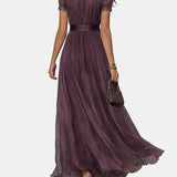 Flavia – Lange lila Kleid mit Ausschnitt und Spitzenabschluss
