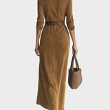 Samtmaxikleid mit einzelner Knopfleiste und Kragen