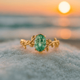 Goldring mit grünem Achat und Blattmustern